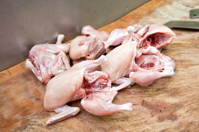 炖鸡汤时，直接炖还是先焯水？都不对，多做一步，鸡肉嫩鸡汤鲜