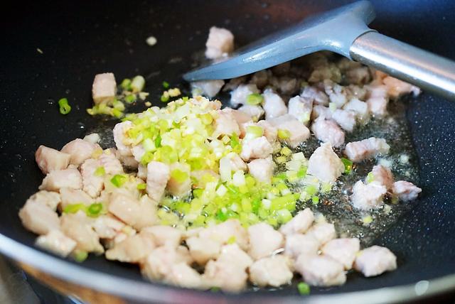 周末的懒人菜谱香菇肉丁酱，鲜香美味，拌米饭，拌面条都好吃