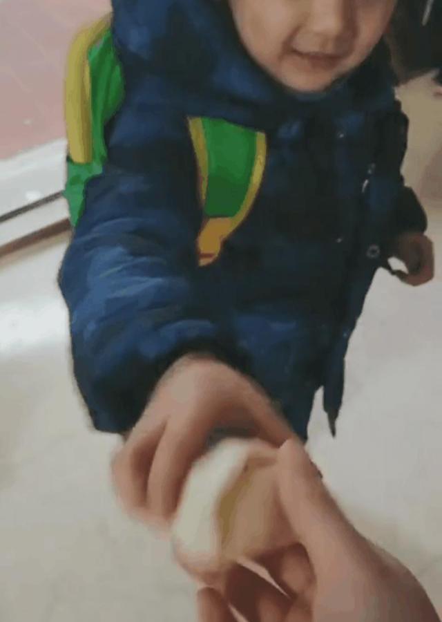 超级宝妈■＂妈妈，我想把全世界最好的都给你＂，网友：想生这样的贴心小宝贝