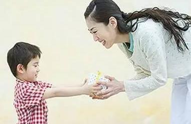 【你的育儿经】3岁宝宝偶遇同龄＂黑人宝宝＂，边哭边找喊：妈妈，这是个啥啊？