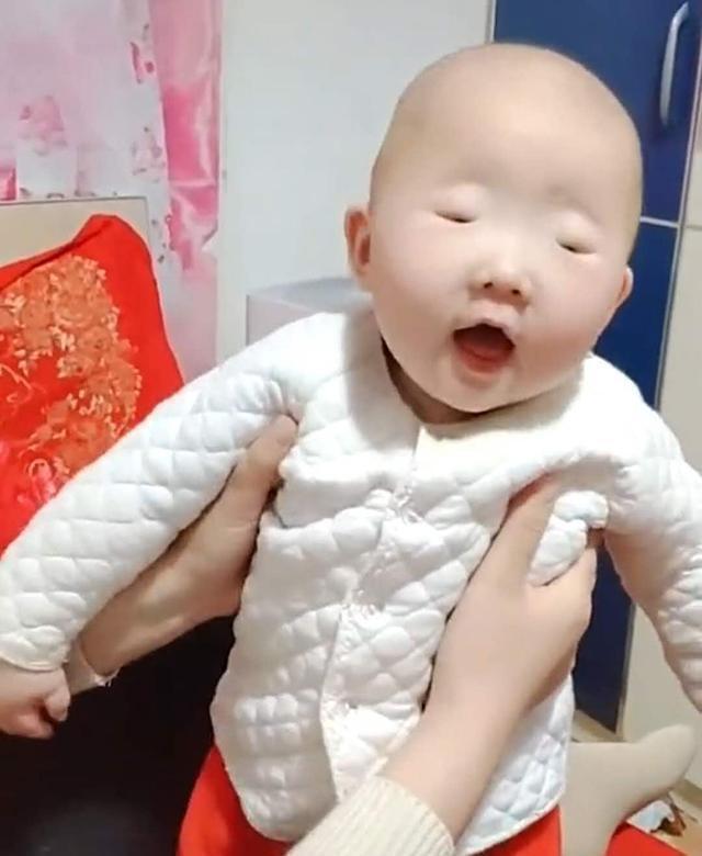 「你的育儿经」宝宝因眼睛太小走红,妈妈误以为没睁开,网友调侃:好奇父母长相