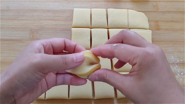 核桃酥这样做太好吃了，外面酥脆直掉渣，内里绵软又香甜，真过瘾