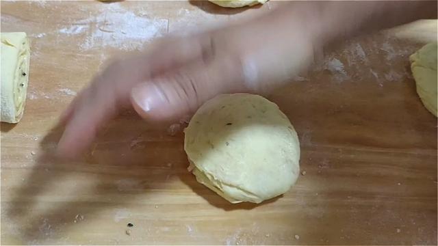 玉米面饼这样做，加多一种材料，口感丰富，吃着蓬松柔软，真香