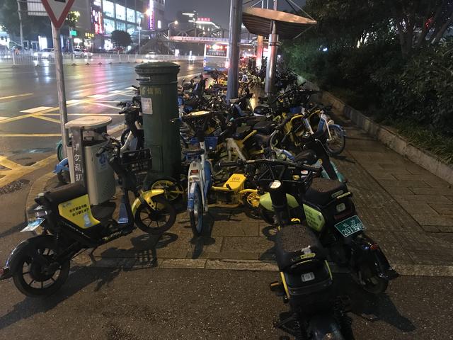 清理回收无牌照共享电动自行车：有牌无牌相去甚远，践“三日之约”尚需努力