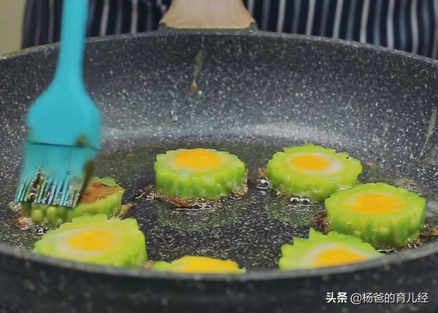 苦瓜搭配鹌鹑蛋，鲜嫩营养又美味，烹饪简单，孩子爱吃的美食