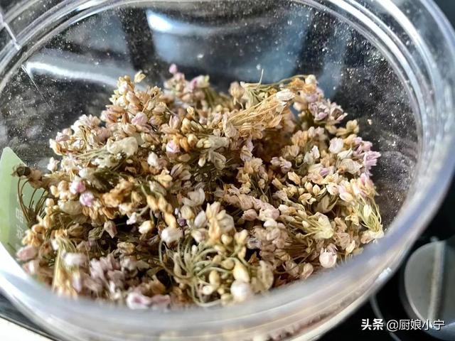 这种花是上等调味料，一般人不懂吃，炝锅比葱、姜、花椒可香多了