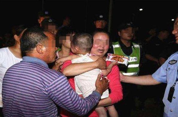 「超级宝妈」3岁姐姐带满月弟弟,结果摔成颅骨骨折,网友:没钱就不要生