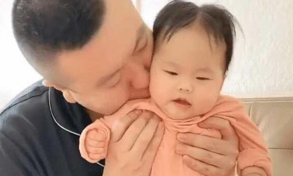 「你的育儿经」妈妈亲娃VS爸爸亲娃,一个温柔细腻一个简单粗暴,网友:差距啊