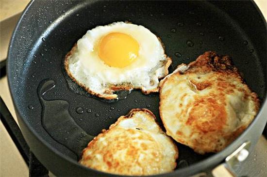 鸡蛋|辟谣｜每天多吃一个鸡蛋，患糖尿病风险增加60%？鸡蛋：这些锅我不背