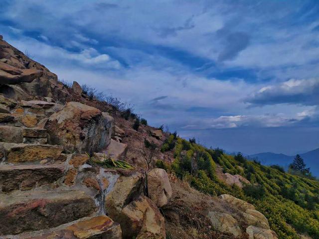 【旅行百事通】网友看牛山:巨石卧立,如台似墙,一步一景,处处都有传奇