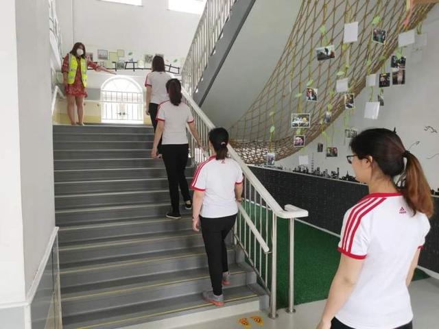 超级宝妈|透明隔离板用餐 错向而睡，幼儿园开学在即 为幼儿筑起一道坚固的“防护墙”