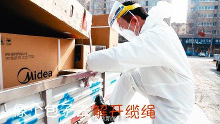 光明网▲小哥送货的装备能有多高配，你一定没见过