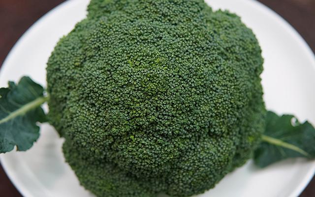 西兰花不要炒着吃，教你懒人吃法，颜色翠绿不发黄，口感脆嫩鲜香