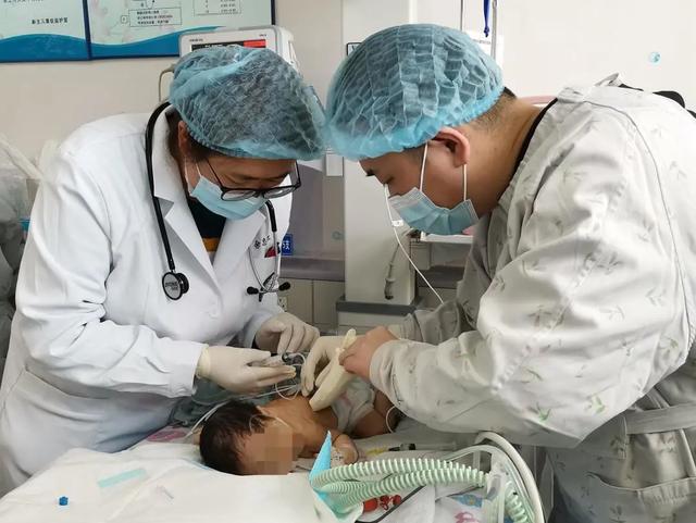 男婴|太惊险！刚出生一天，这个小宝宝就进行了胸腔穿刺……