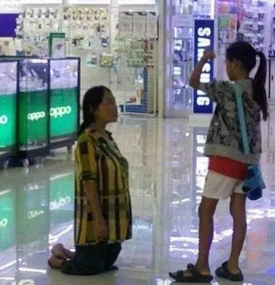 #超级宝妈#妈妈跪求9岁儿子去上学，却被儿子拍下发朋友圈：溺爱孩子不可取