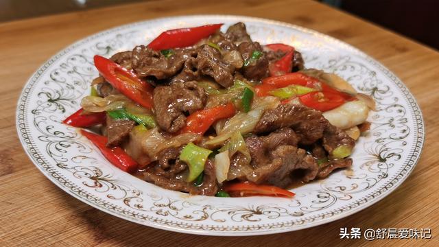 一块牛肉，两根大葱，做人人爱吃的“葱爆牛肉”，牛肉嫩，葱也香