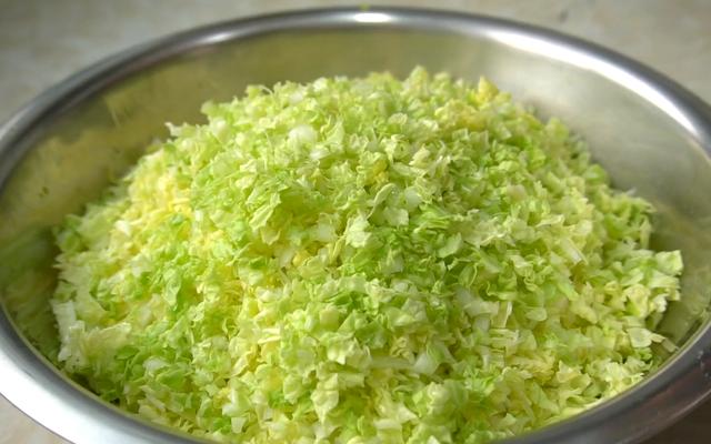 白菜这样吃真过瘾，不发面不烫面，一折一卷就搞定，比包子还好吃