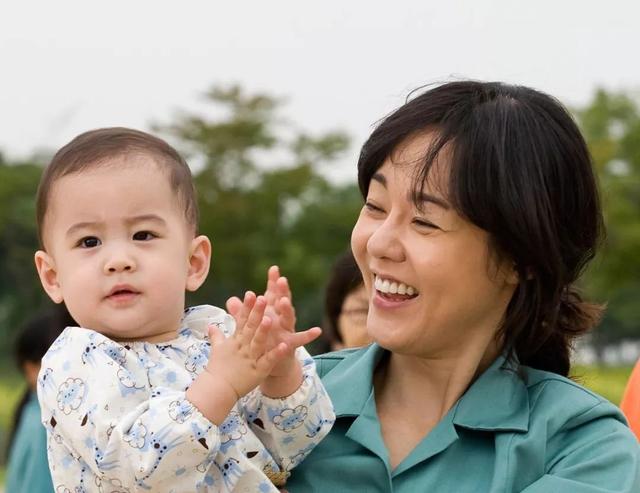 超级宝妈|孩子只喝奶奶冲的奶粉，父亲好奇尝了一口，随后劝奶奶回乡下