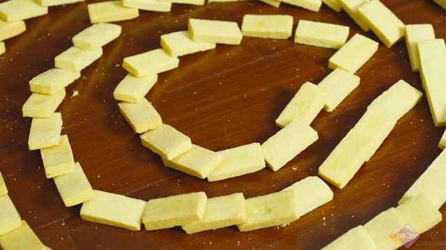 前所未见的饼干多米诺骨牌来了！凯度双热风蒸烤一体机挑战极致均匀