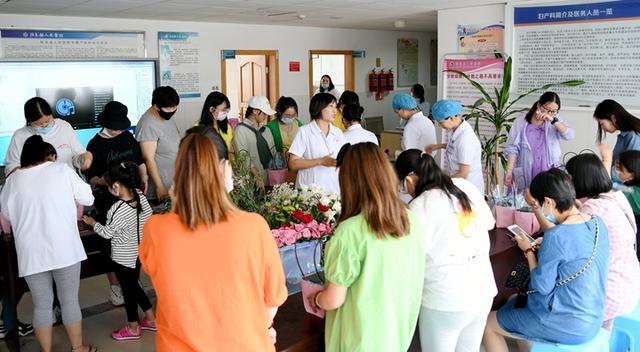 超级宝妈：“520”县人民医院组织孕妈妈们开展插花DIY活动