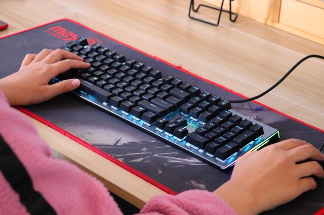 雷柏V530机械键盘：啪啪啪的敲击手感，游戏办公都很奈斯