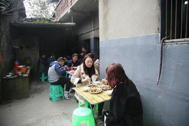 两江·人间烟火 靠三道菜称霸江湖的两江新区“资格大饭店”，它有什么资格？