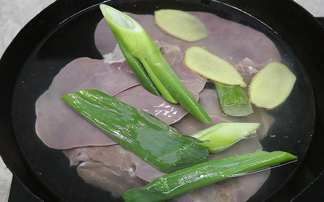 猪肝好吃但难卤，不要直接下锅，记住2个小技巧，鲜嫩不老无腥味