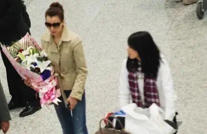 董卿真是优雅到骨子里！穿风衣扎丸子头走机场，46岁无惧素颜上阵夢醒時分