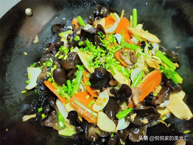 入冬后，学学用木耳炒这菜，脆嫩爽滑，温补不怕冷，多吃不长肉