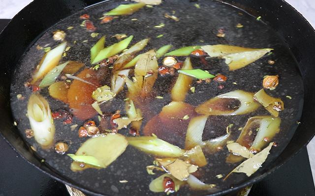 猪肝好吃但难卤，不要直接下锅，记住2个小技巧，鲜嫩不老无腥味