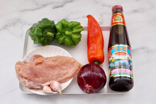 鸡胸肉只能做炸鸡排才好吃吗？教你1道双椒鸡丁，低脂营养，特香