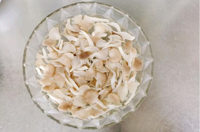 不加一滴油的烤箱版酥炸袖珍菇，酥脆不油腻，小朋友都喜欢