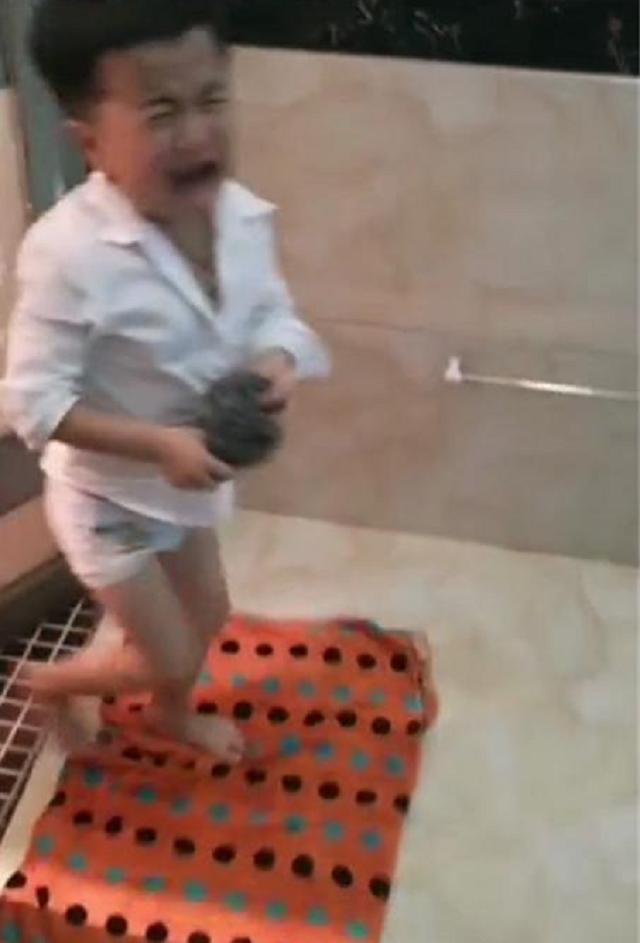 [你的育儿经]萌娃拿钢丝球帮爸爸搓澡，被婉拒后大哭，萌翻了众多网友