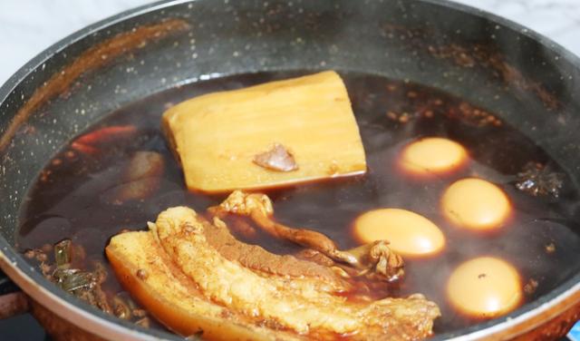 下酒菜的首选，自己做的卤味，比外面的新鲜卫生，还有料