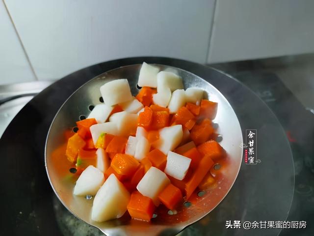 热乎乎的煲仔饭，暖胃暖身，有肉有蔬菜，做法也简单