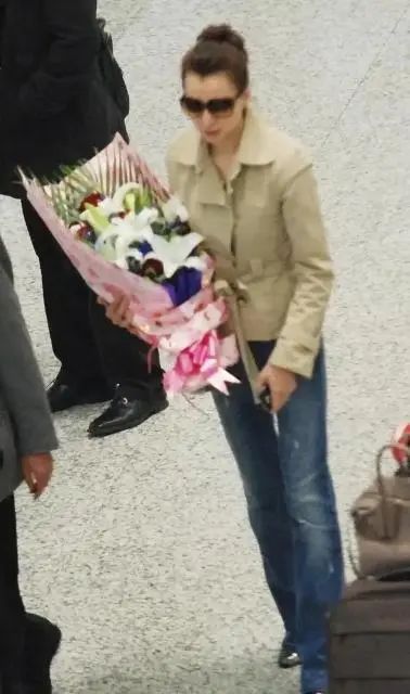 董卿真是优雅到骨子里！穿风衣扎丸子头走机场，46岁无惧素颜上阵夢醒時分