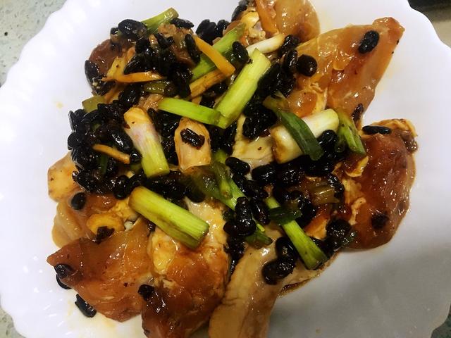 孩子爱吃小鸡腿，给他这样做，鲜香入味，闻着都流口水