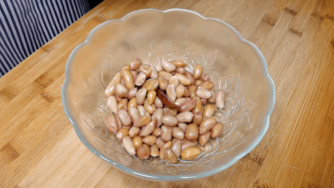 饭店拌花生为啥入味好吃？窍门原来在这里，咸香适口，越嚼越香