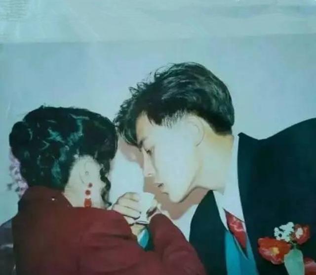 超级宝妈|父母年轻合影像“哥们儿”，孩子翻看不淡定，“要结拜兄弟吗？”