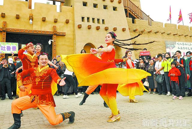 玩乐足迹@【新疆是个好地方】400余名游客体验“新疆第一春”