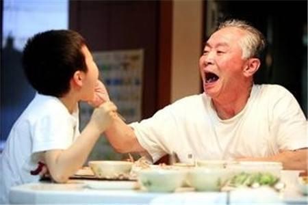 [超级宝妈]全家的“独苗”，出生就被深深地凝视，两个老头围着看半个小时