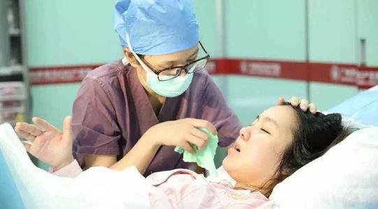超级宝妈@“生产时，被人围观着拉便便”生过孩子的妈妈，没一个能笑着看完