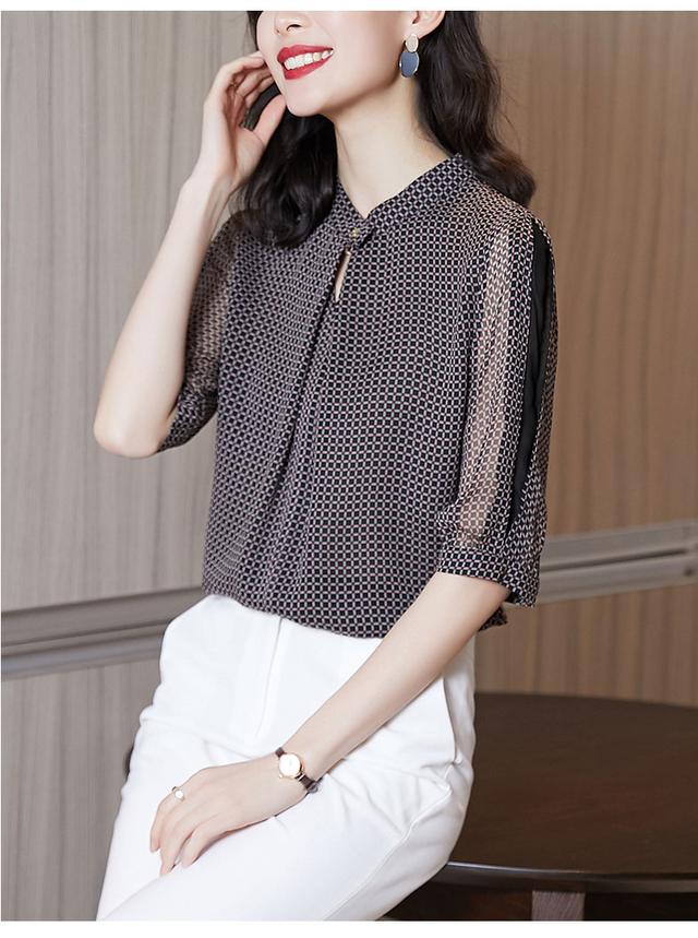 最时尚有一种女装:樱草黄“香蜂衫”,清爽舒适又洋气,适合奔四女人穿