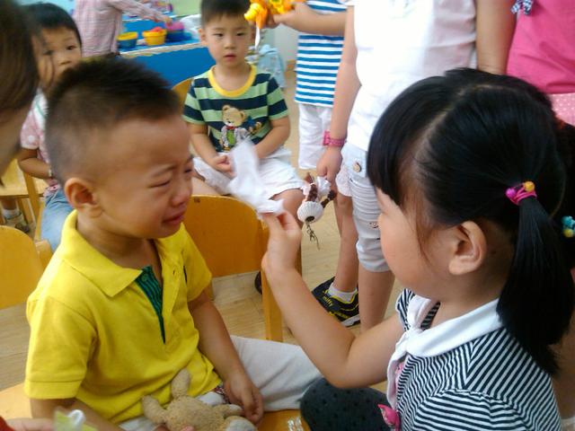 你的育儿经@妈妈上班，幼儿园老师打电话孩子拉裤子里，为这位妈妈的反应点赞