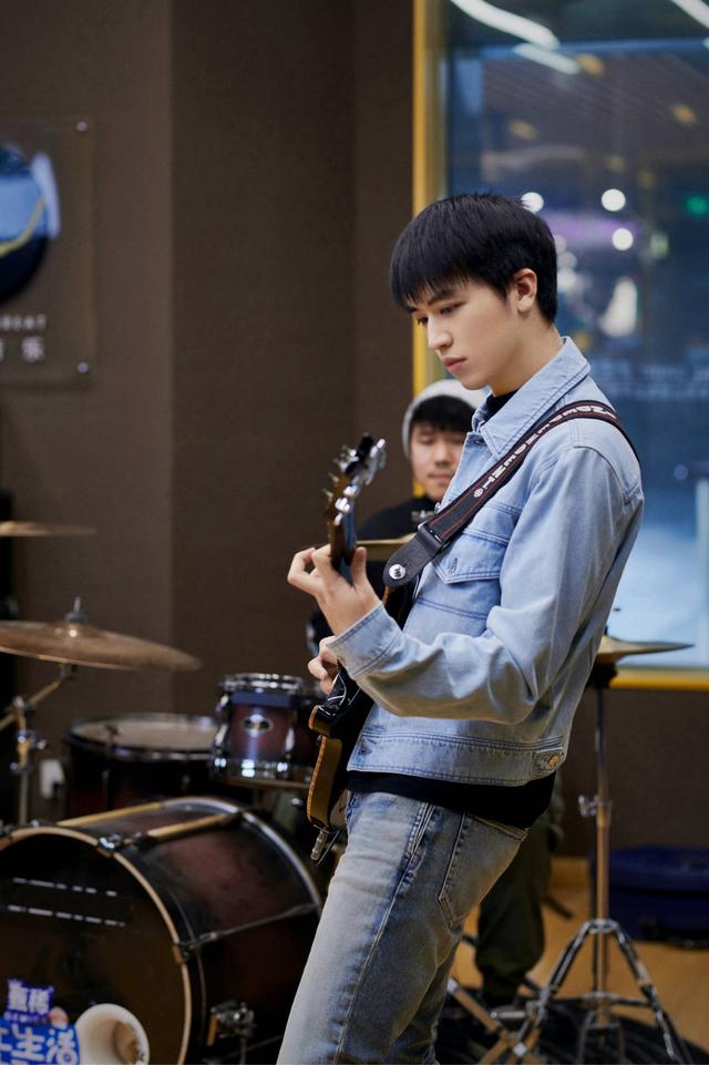 许魏洲《让生活好看》揭露秘密身份，摇滚少年热血追梦|影视交流地