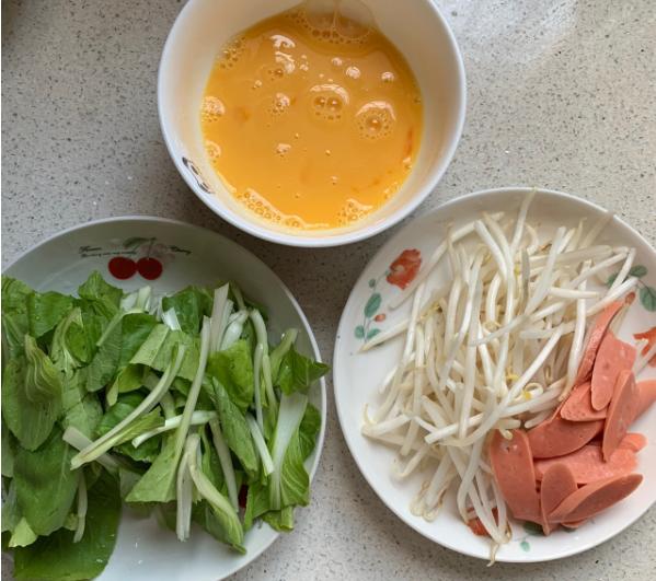 蔬菜放久了不知道怎么处理？试一试这个杂蔬炒面，饭菜一锅出