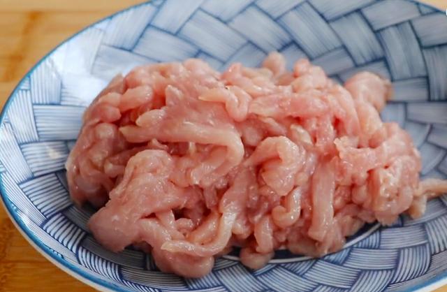 炒瘦肉有人放蛋清，有人放淀粉？大厨：都不对，难怪瘦肉又老又柴