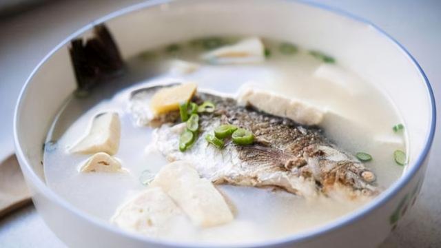 ?做鲫鱼汤，用开水还是凉水？做好3点，鱼汤更鲜更浓白，无腥味
