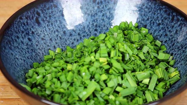 韭菜鸡蛋饺子，很多人都错了，记住正确调馅方法，韭菜鲜嫩不出水
