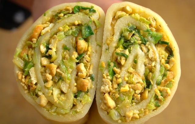 白菜这样吃真过瘾，不发面不烫面，一折一卷就搞定，比包子还好吃